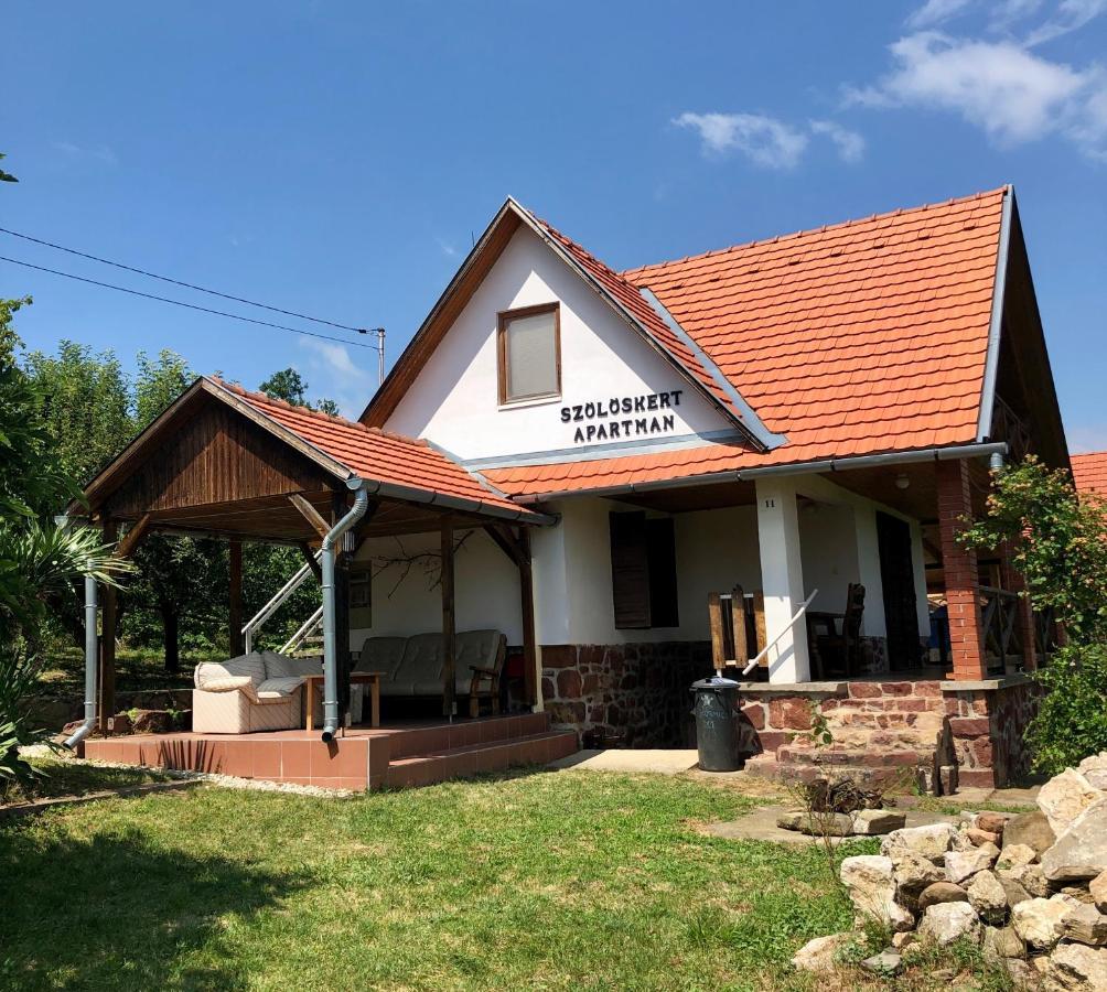 Szoloskert Apartment *